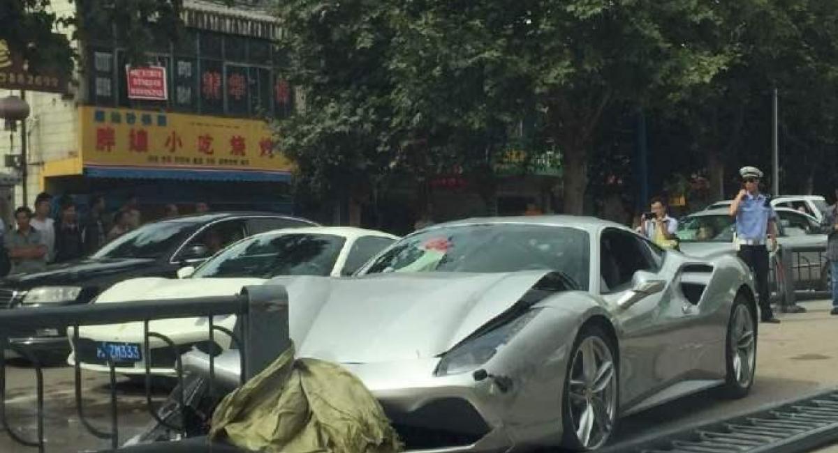 Μια Ferrari 488 GTB τρακάρει άλλη... 488 GTB.